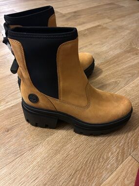 Timberland Women’s Tan and Black Lace-Up Lug Boots never worn